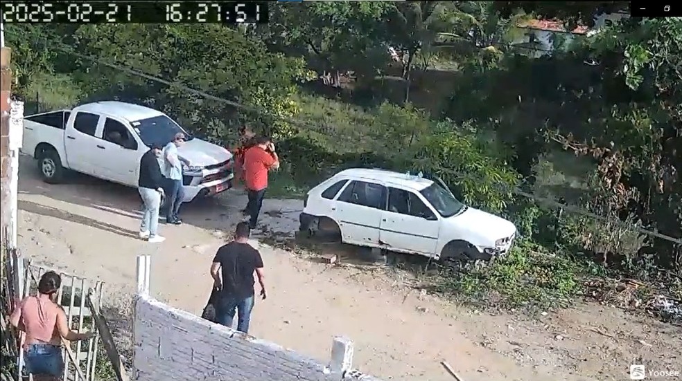 Policiais e delegado foram até uma casa no Conde, alegando que tinham recebido uma denúncia anônima sobre tráfico de drogas. — Foto: Reprodução/TV Cabo Branco