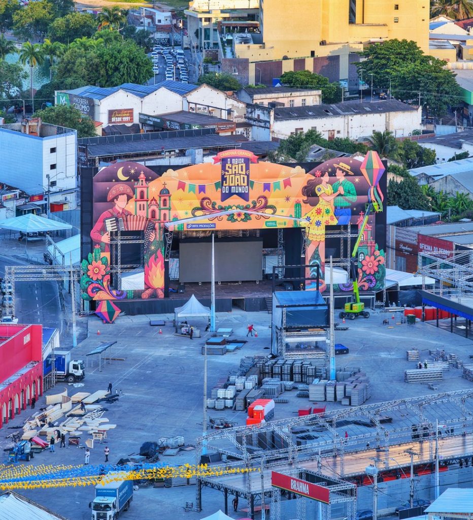 Palco principal do Parque do Povo durante montagem para o São João 2026 de Campina Grande — Foto: Divulgação/Arte Produções