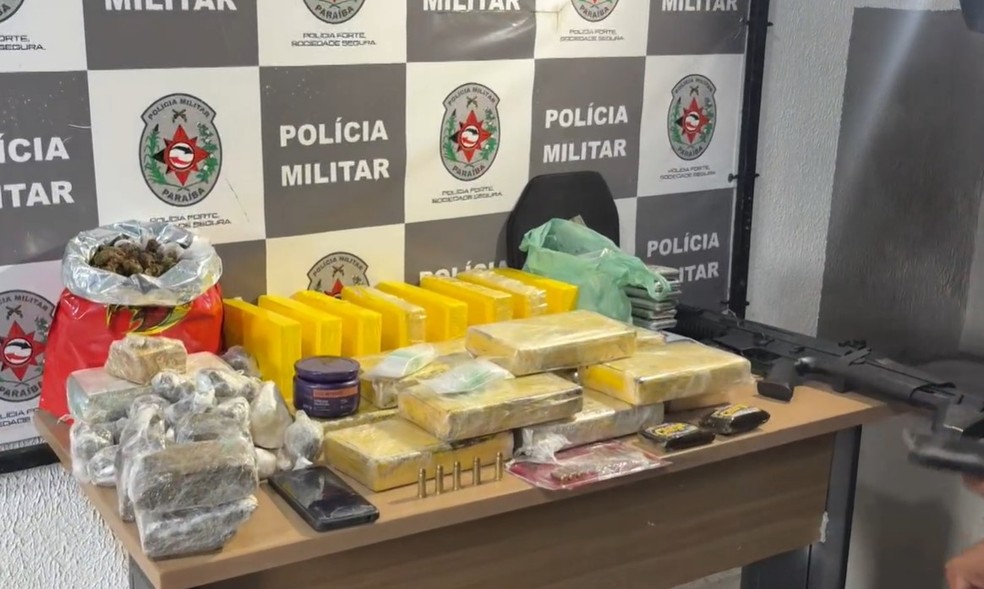 Drogas apreendidas com dupla no bairro de Paratibe, em João Pessoa (PB) — Foto: (Reprodução/TV Cabo Branco)