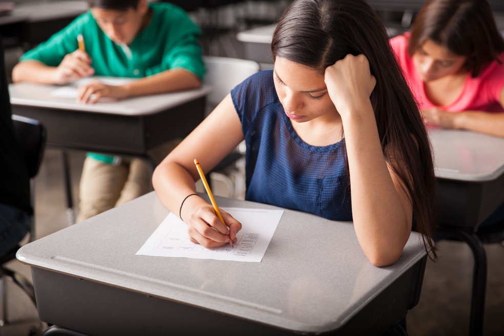 Mulher realizando prova de concurso — Foto: Foto: Reprodução Freepik (https://br.freepik.com/fotos-gratis/grupo-de-estudantes-do-ensino-medio-fazendo-um-teste-em-uma-sala-de-aula_27999198.htm#fromView=search&page=1&position=7&uuid=245eb0bd-96a8-4e2a-bfc3-ca3a72287314&query=prova+de+concurso)