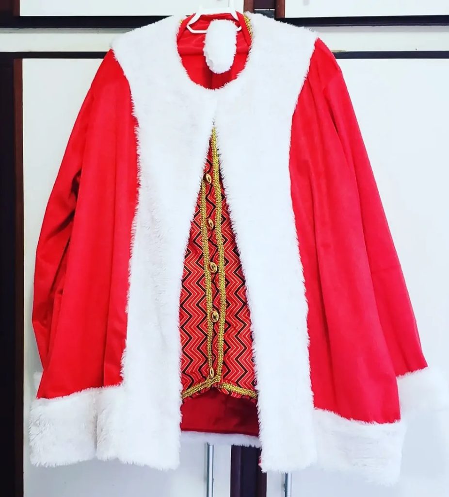 Roupa de papai noel utilizada em dezembro — Foto: Arquivo Pessoal/Zemilton Feitosa