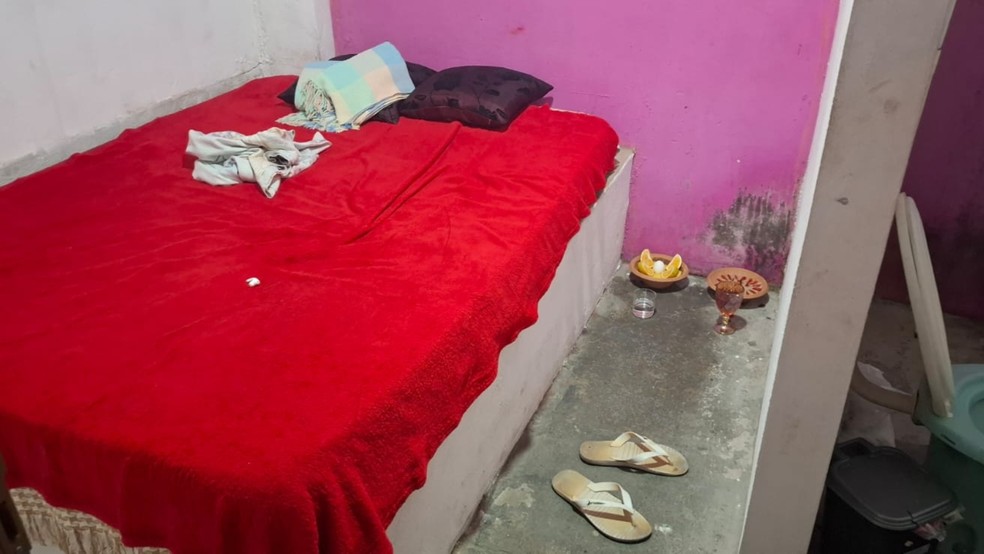 Mulheres viviam em quartos insalubres onde tinham de dormir e atender os clientes — Foto: Divulgação