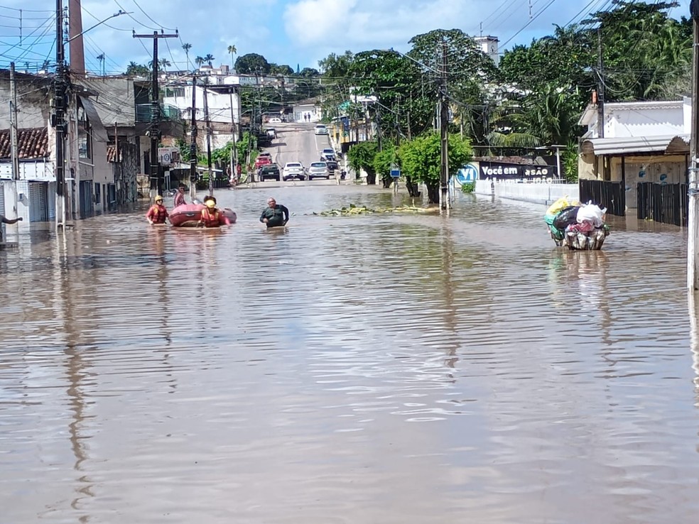 Moradores são resgatados de bote pelos bombeiros após fortes chuvas em Santa Rita — Foto: Ewerton Correia/TV Cabo Branco