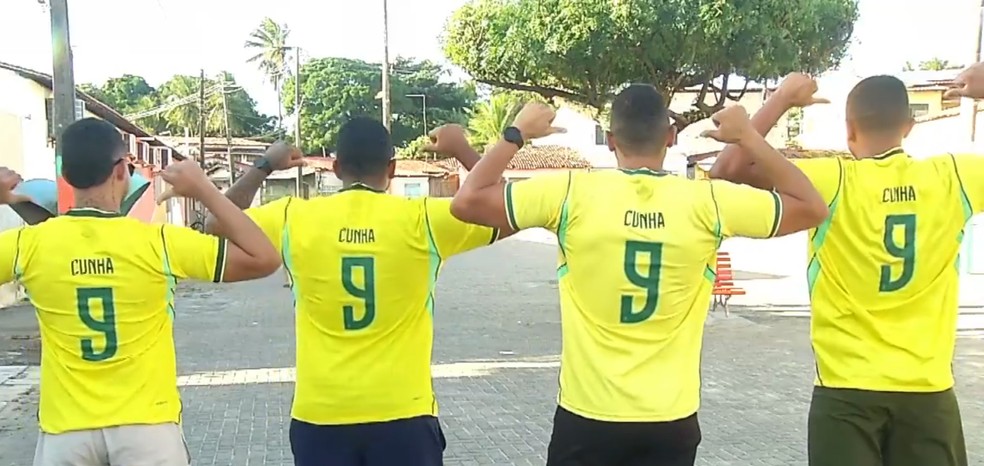 Amigos de Matheus Cunha em Baía Formosa — Foto: Inter TV Cabugi/Reprodução