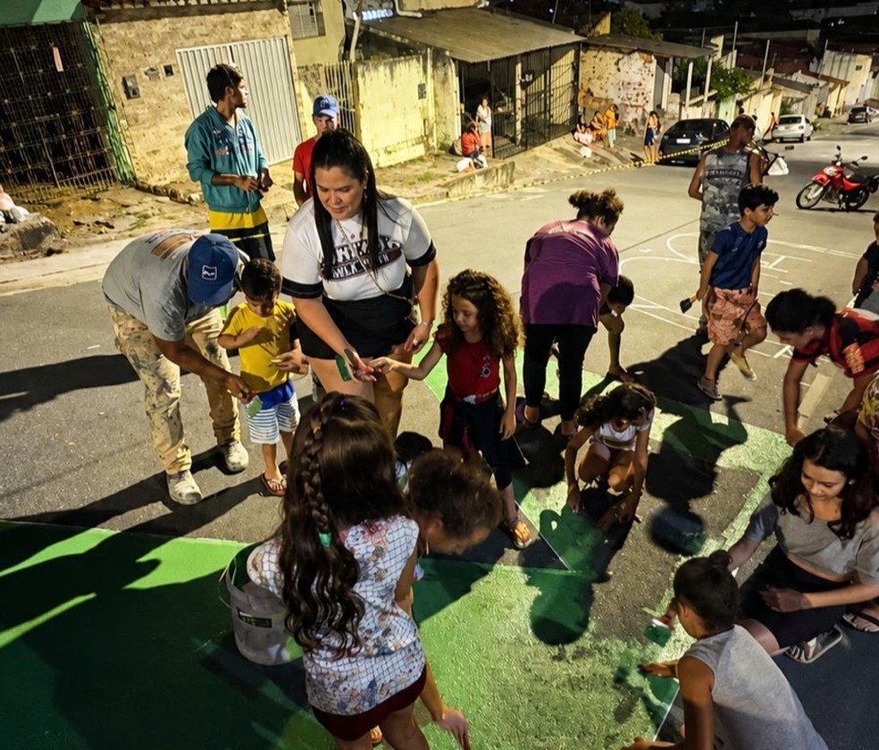 Crianças pintando rua em Campina Grande — Foto: Foto: Reprodução arquivo pessoal.