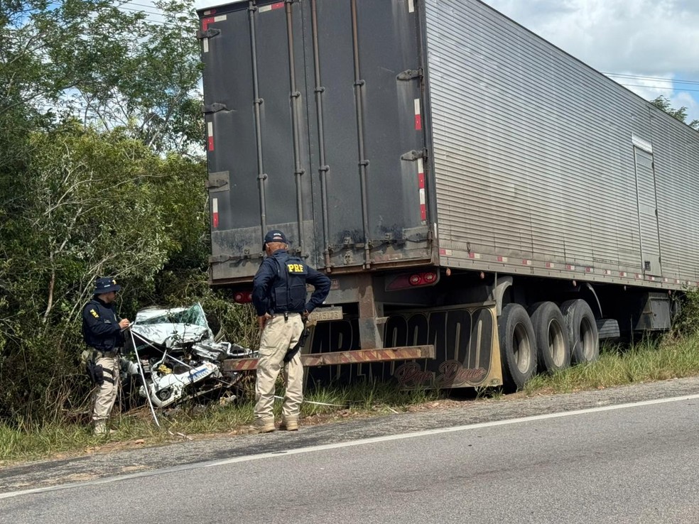 Acidente envolveu três carros na BR-406 — Foto: Sérgio Henrique Santos/Inter TV Cabugi