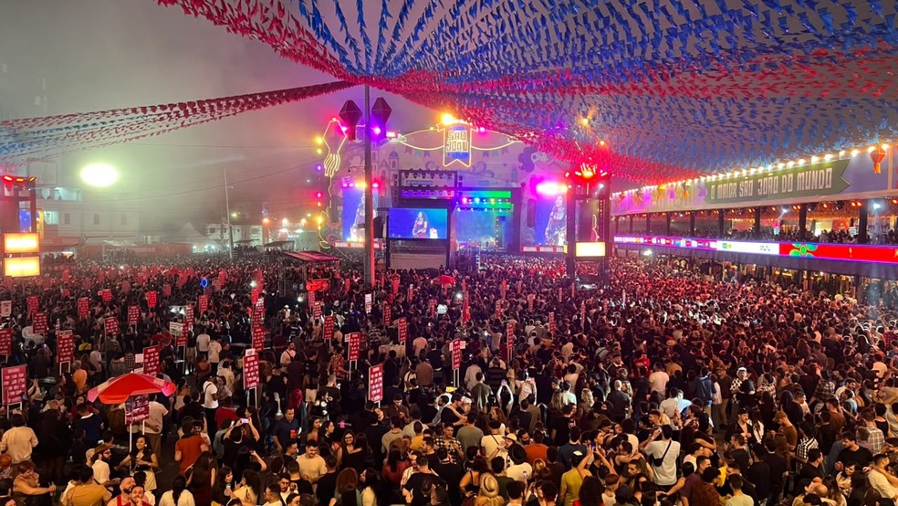 Público assiste ao show de Marisa Monte no São João 2026 de Campina Grande — Foto: Erickson Nogueira/g1