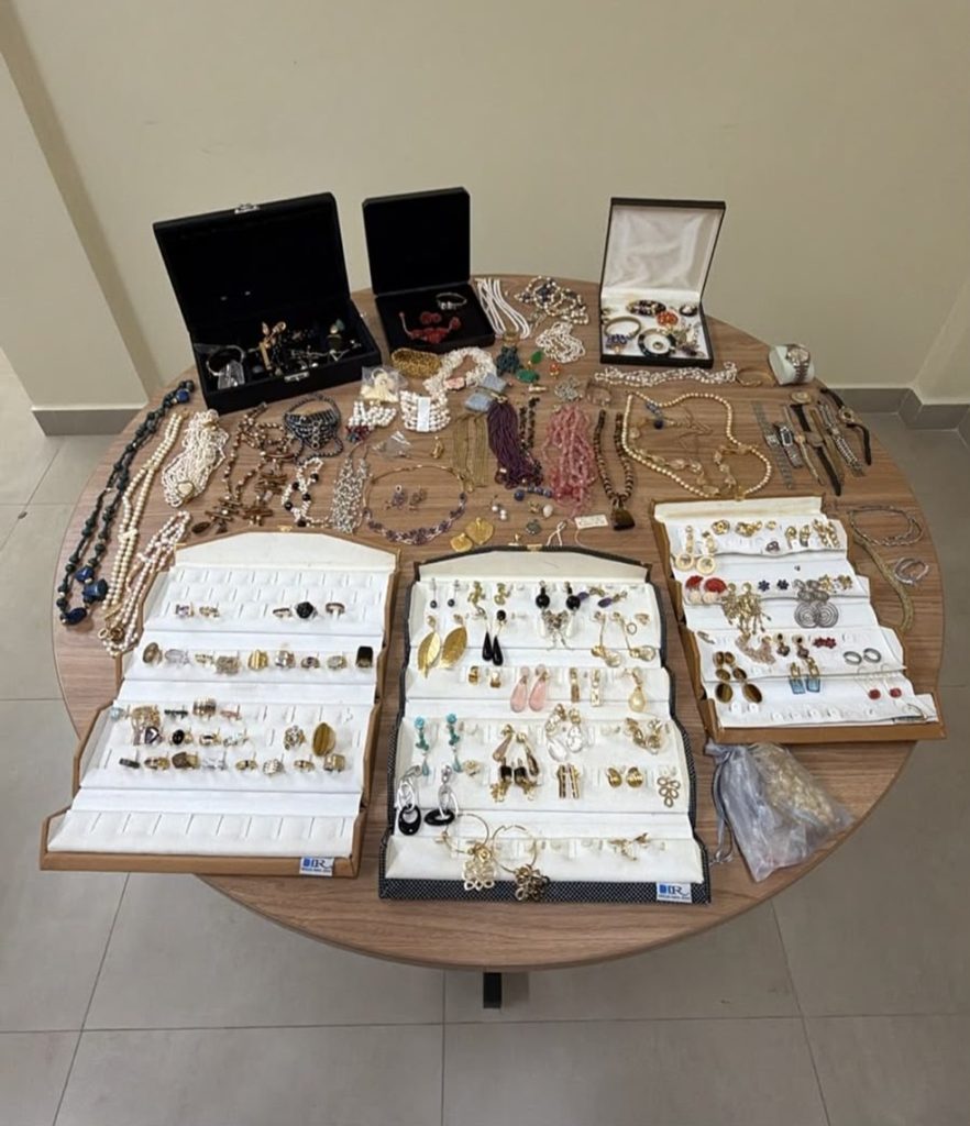 Joias e relógios avaliados em R$ 500 mil foram recuperados pela polícia — Foto: Divulgação/PC-RN
