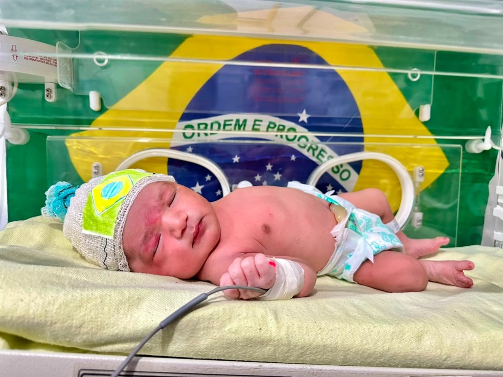 Bebês recém-nascidos entram no clima da Copa do Mundo e são vestidos de verde-amarelo, em hospital da Paraíba — Foto: PB Saúde/Divulgação