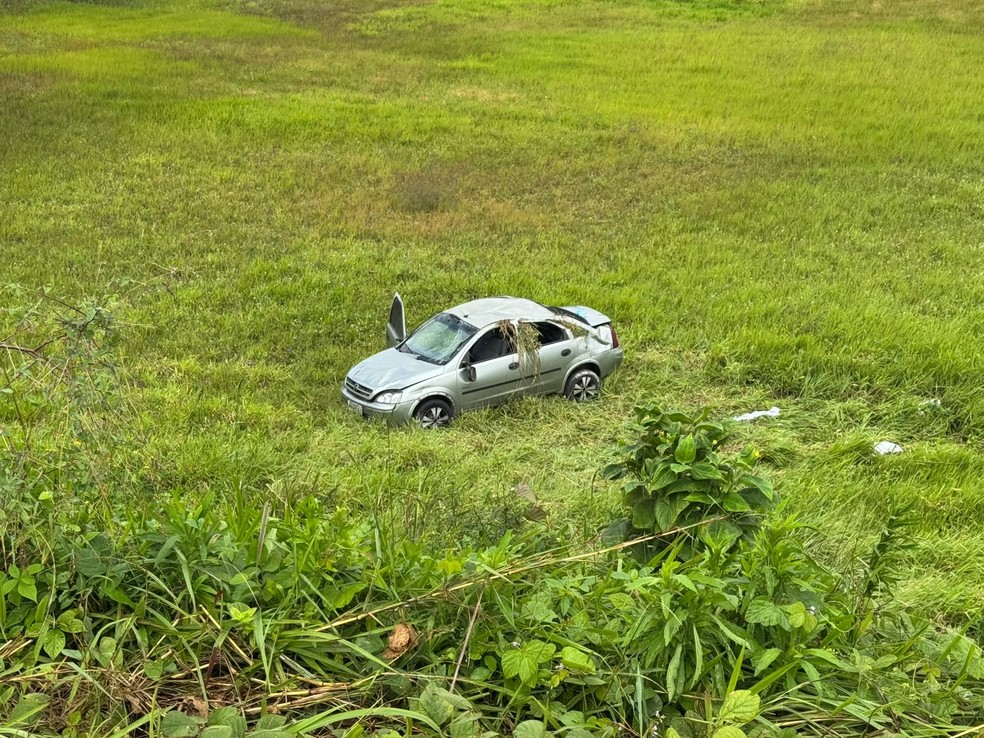 Pai, mãe e dois filhos ficam feridos após carro capotar na BR-230, na Grande João Pessoa — Foto: Karine Tenório / TV Cabo Branco
