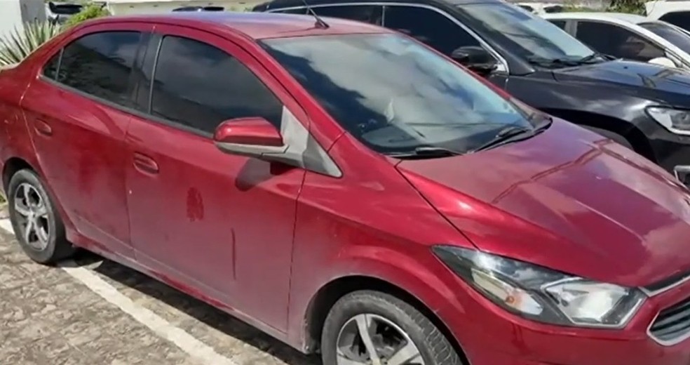 Carro seguia na Avenida João Machado, em João Pessoa — Foto: Reprodução/TV Cabo Branco