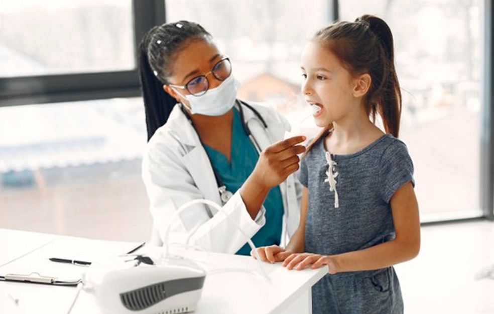 O acompanhamento regular com o pediatra e a realização de exames, quando solicitados pelo médico, são essenciais para prevenir doenças e proporcionar um crescimento saudável. — Foto: Freepik
