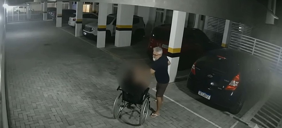 Pai é flagrado agredindo filho cadeirante com socos em condomínio, em João Pessoa — Foto: Reprodução