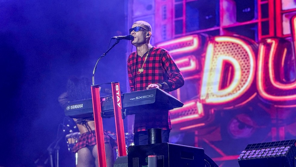 Cantor cego que viralizou com música para Vinícius Júnior estreia no São João de Campina Grande com show adaptado e relembra dificuldades — Foto: Maria Eduarda Batista/g1