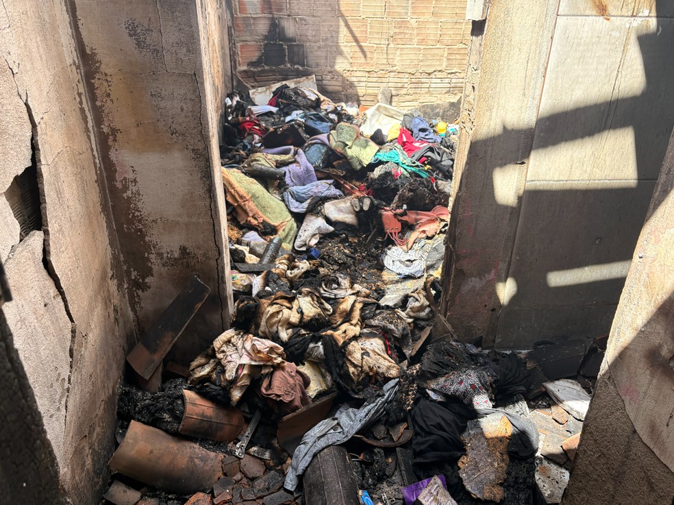 Família perde tudo após incêndio em Campina Grande; suspeita é de curto em ventilador — Foto: Lídice Pegado/TV Paraíba