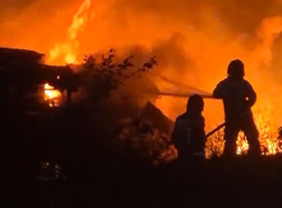 Carreta de combustível tomba, deixa duas pessoas feridas e causa incêndio em rodovia — Foto: TV Cabo Branco