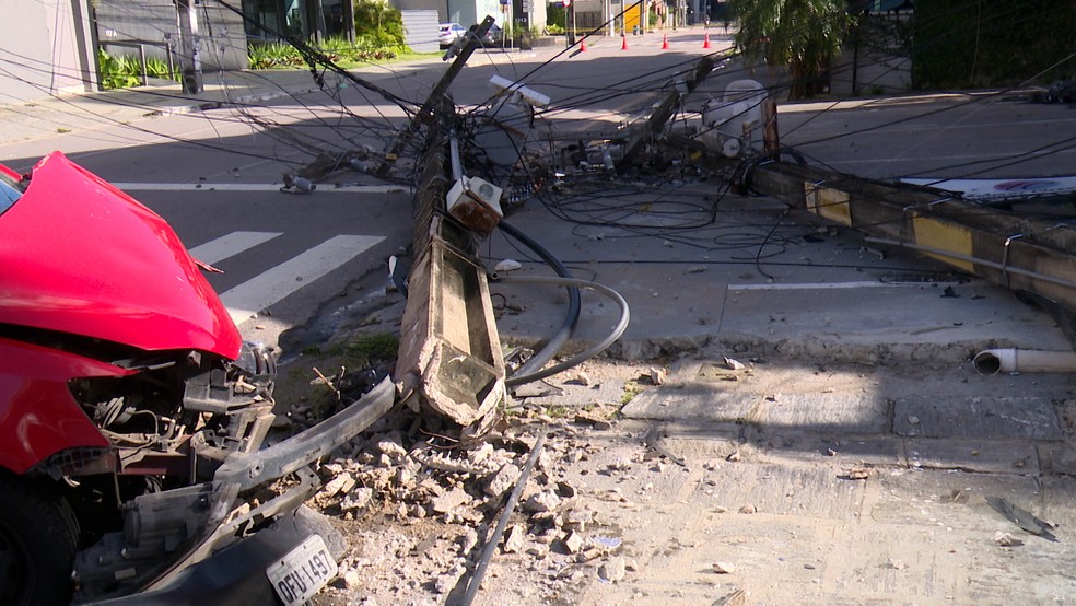 Carro derruba postes em João Pessoa — Foto: TV Cabo Branco