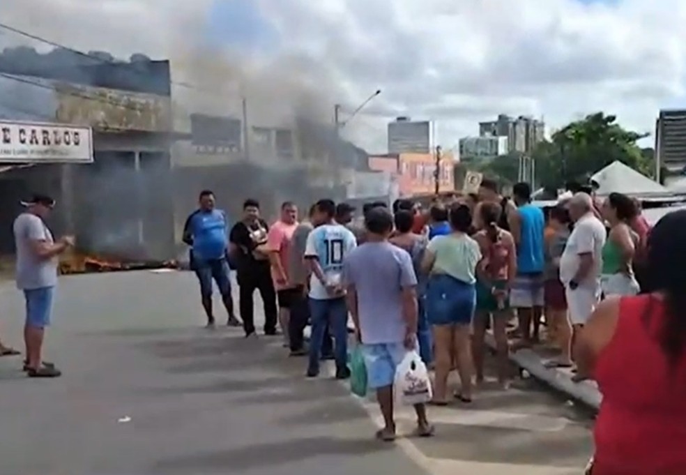 Comerciantes queimaram pneus durante protesto no Mercado Central — Foto: Reprodução/TV Cabo Branco