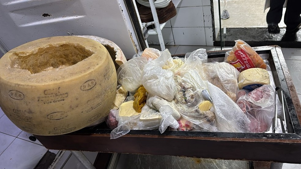 Dois restaurantes são autuados por alimentos fora do prazo de validade, em João Pessoa — Foto: Ministério Público da Paraíba