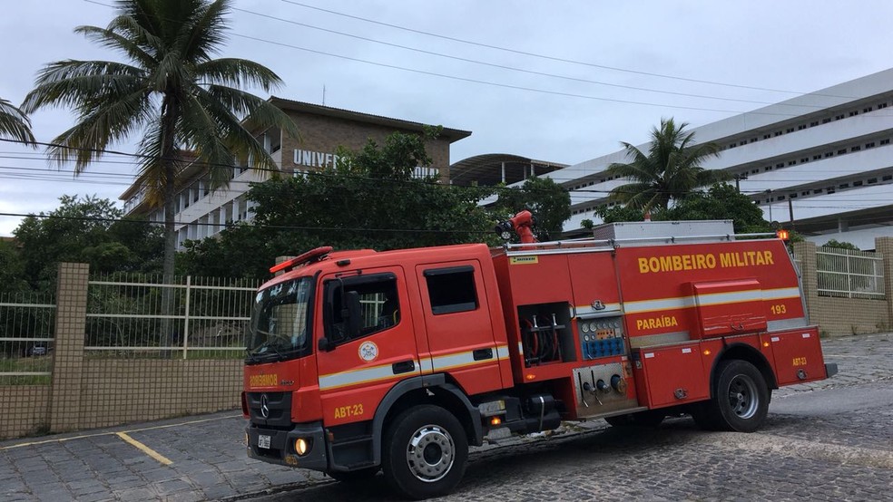 Uma sala do bloco de fisioterapia da Universidade Estadual da Paraíba (UEPB) teve princípio de incêndio na tarde desta quarta-feira (22) no Campus de Campina Grande.  — Foto: Felipe Valentim / Tv Paraíba