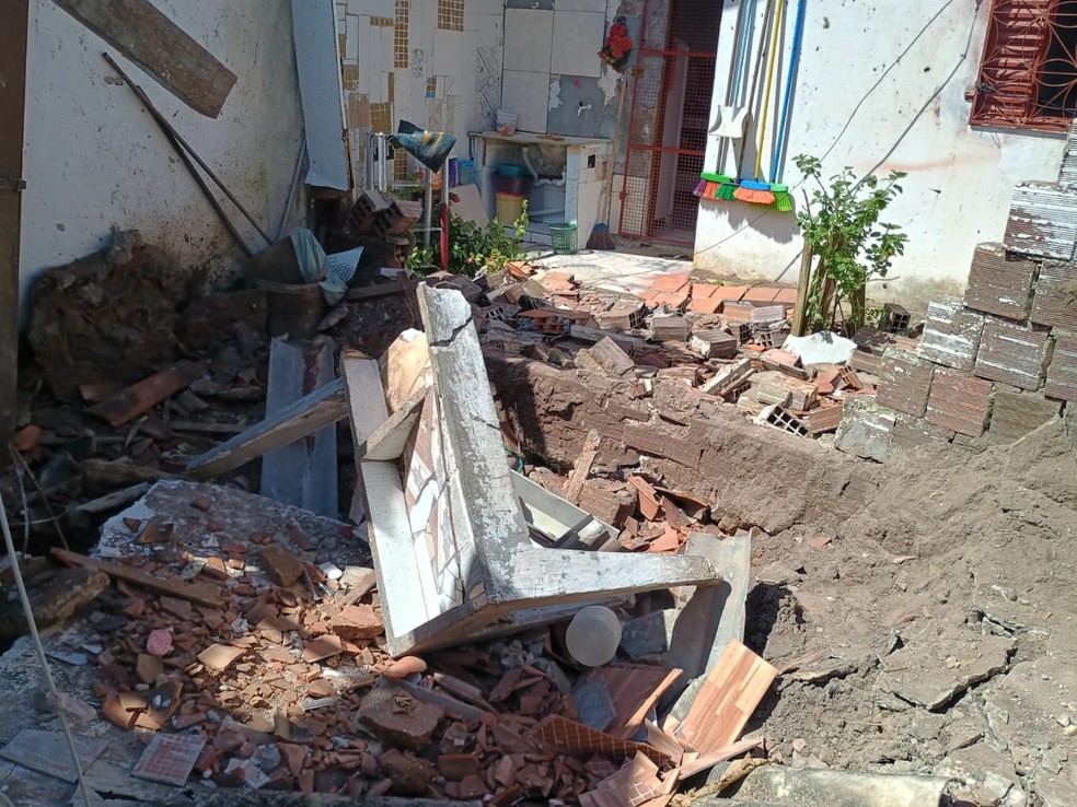 Lavanderia ficou destruída após explosão — Foto: Ewerton Correia/TV Cabo Branco