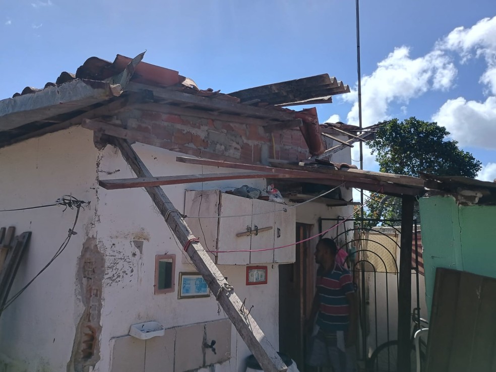 Idoso fica ferido após explosão de fossa, em João Pessoa — Foto: Ewerton Correia/TV Cabo Branco