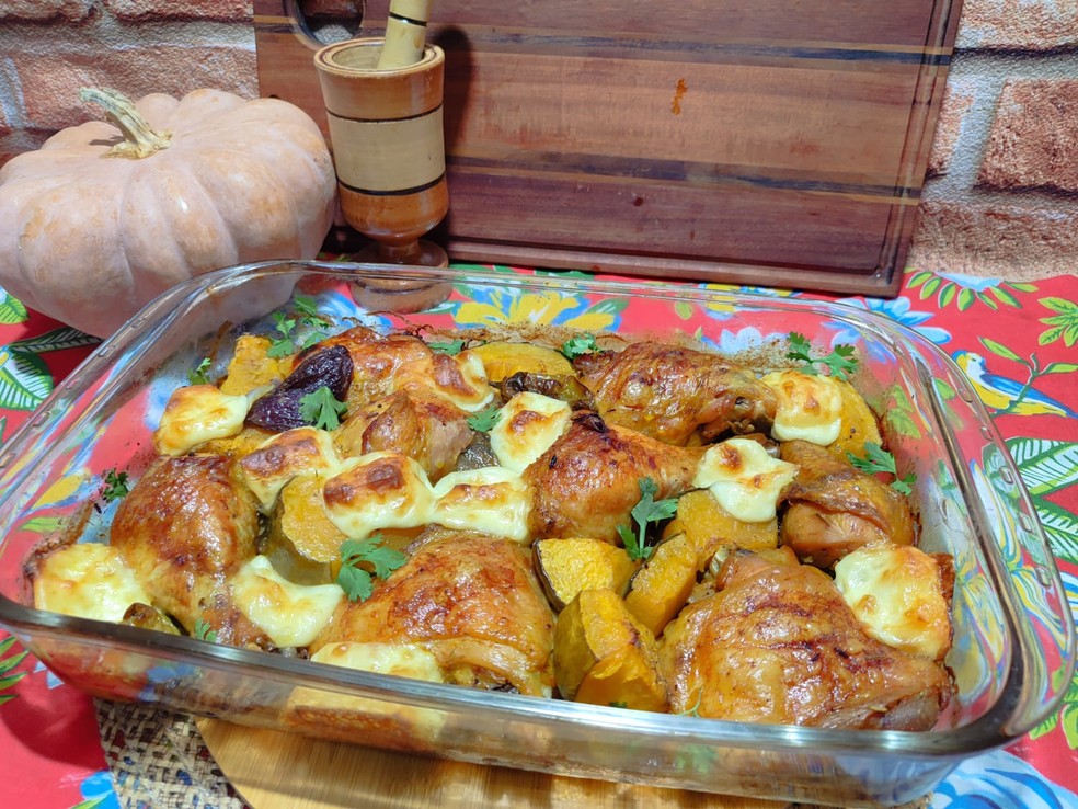 Veja como preparar um frango ao forno com jerimum e queijo coalho — Foto: Reprodução/Inter TV