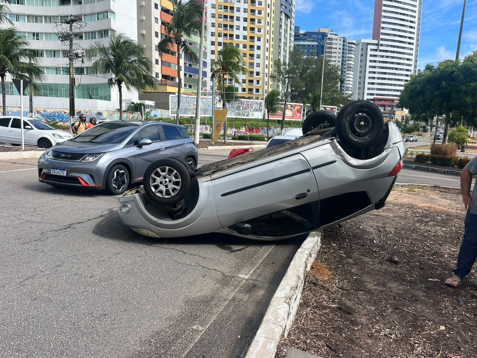 Carro capotado na rotatória de Ponta Negra, em Natal — Foto: Philipe Salvador/Inter TV Cabugi