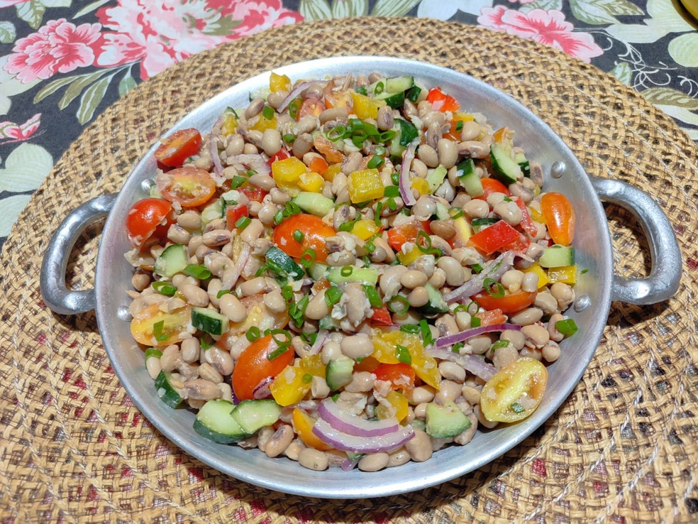 Receita de salada refrescante de feijão-de-corda — Foto: Inter TV Costa Branca