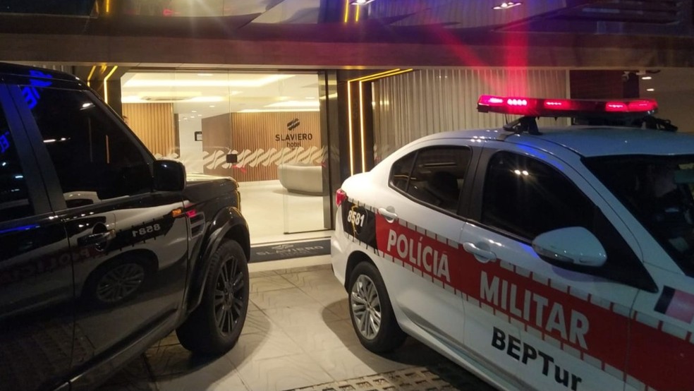 Homem é encontrado morto e algemado dentro de hotel, na orla de João Pessoa — Foto: Yanka Oliveira/TV Cabo Branco