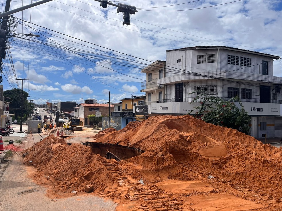 Nova interdição da obra de drenagem na Avenida Solange Nunes — Foto: Sammara Bezerra / Inter TV Cabugi