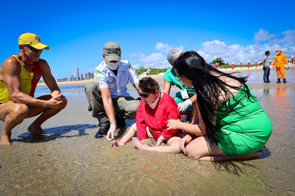 Criança com paralisia sai de UTI para ver o mar pela primeira vez no RN — Foto: Divulgação / CBMRN