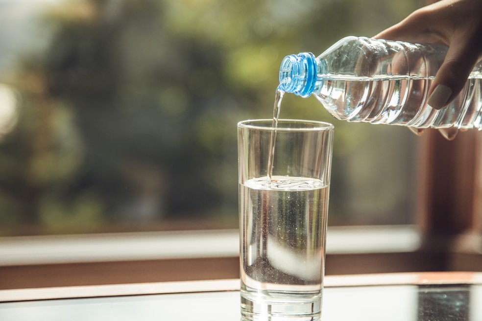 Beber água é uma das recomendações para enfrentar a baixa umidade — Foto: Adobe Stock