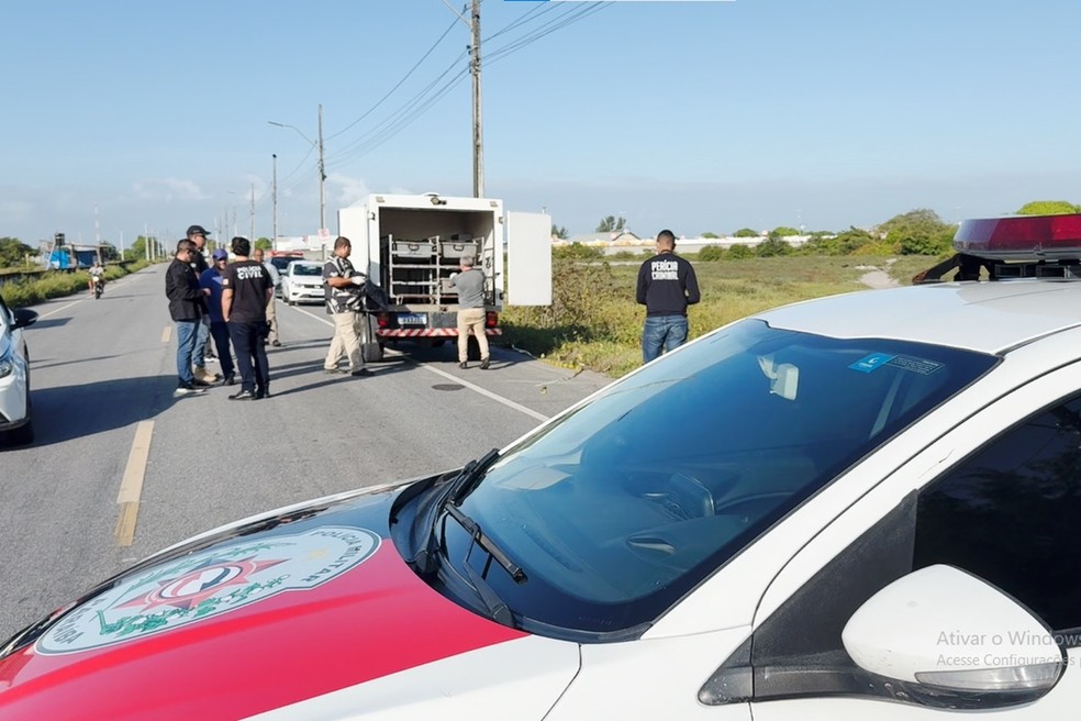 Corpo foi encontrado às margens da BR-230 em Cabedelo — Foto: Flávio Fernandes/TV Cabo Branco