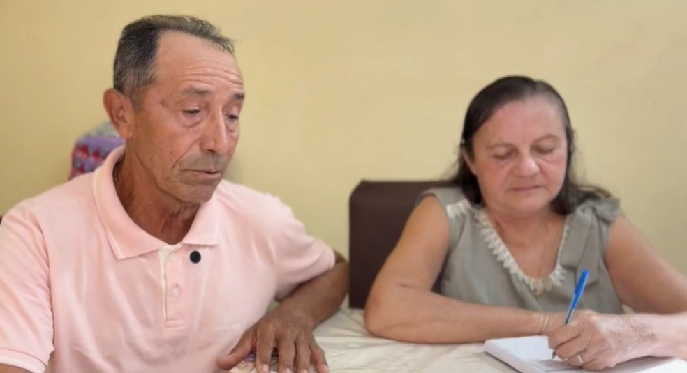 Marido Francisco também aprendeu a ler e escrever por causa do incentivo da idosa, no Sertão da Paraíba — Foto: TV Paraíba
