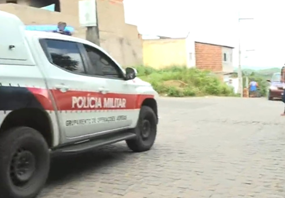 Viatura da Polícia Militar durante buscas por crianças desaparecidas — Foto: Reprodução/TV Paraíba