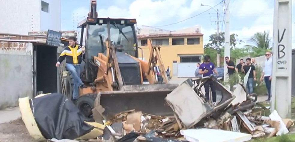 Renan Santos retira barricadas em comunidade e promete ação contra crime organizado em agenda na Paraíba — Foto: TV Cabo Branco