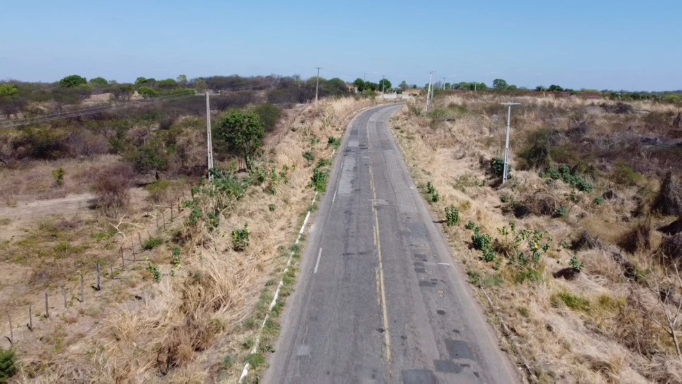 Trecho da PB-400, no Sertão paraibano — Foto: Beto Silva/TV Paraíba