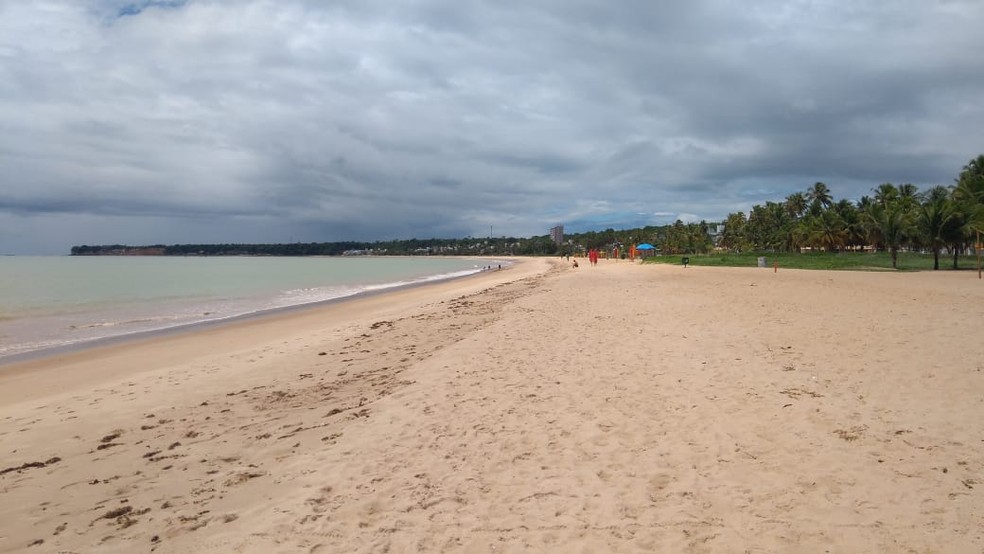 Praia do Cabo Branco, em João Pessoa, esvaziada na manhã desta sexta-feira, 27 de março de 2020 — Foto: Julio Viana/Arquivo Pessoal