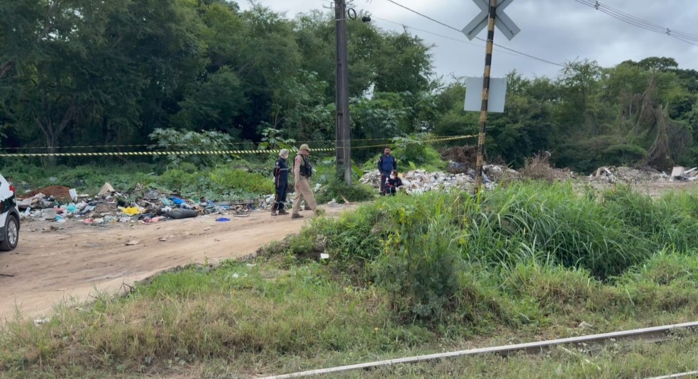 Homem encontrado na linha do trem do bairro do Roger, em João Pessoa. — Foto: Reprodução Flávio Fernandes.