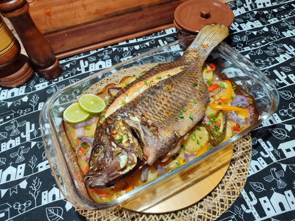 Tilápia assada com batatas e legumes — Foto: Inter TV Costa Branca