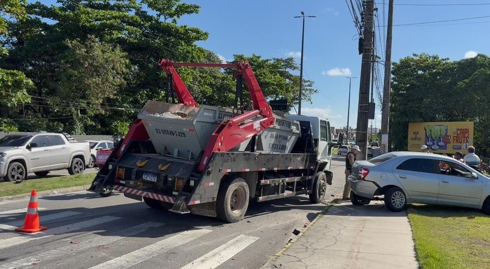 Acidente de trânsito entre três veículos na Avenida Tancredo Neves, em João Pessoa — Foto: Débora Luz/TV Cabo Branco.