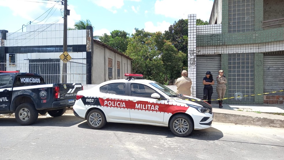 Corpo foi encontrado no Centro de Santa Rita — Foto: Silvia Torres/TV Cabo Branco