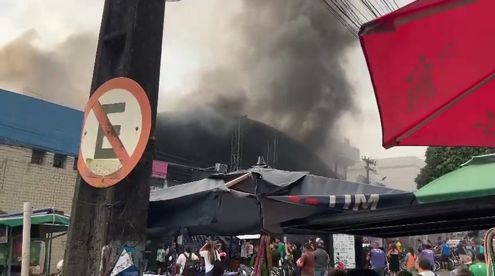Incêndio no Centro Comercial de Passagem, em João Pessoa — Foto: Débora Luz/TV Cabo Branco