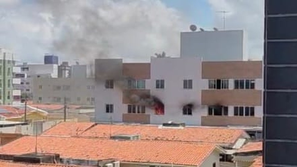 Prédio em chamas nos Bancários. — Foto: Reprodução/redes sociais