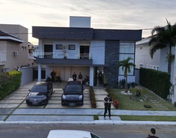 Casa em condomínio de alto padrão no interior de São Paulo foi alvo de operação que investiga fraudes veiculares — Foto: PCMG/Divulgação