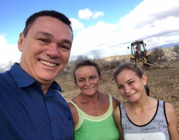 Prefeito Amazan, mãe de Angélica, e Angélica.