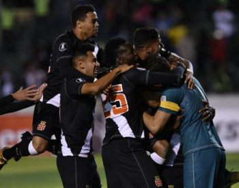 Martín Silva recebeu os merecidos cumprimentos dos seus companheiros após salvar o Vasco (foto: Aizar Raldes/AFP)