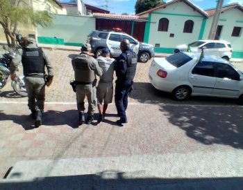 Polícia Militar e Guarda Civil Municipal conduzindo homem com mandado de prisão em aberto em Jardim do Seridó. Foto — ©GCMJS.