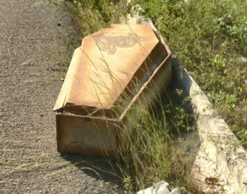 Caixão encontrado às margens da BR-304, no trecho entre Mossoró e a comunidade da Maisa. Foto — ©Redes Sociais.